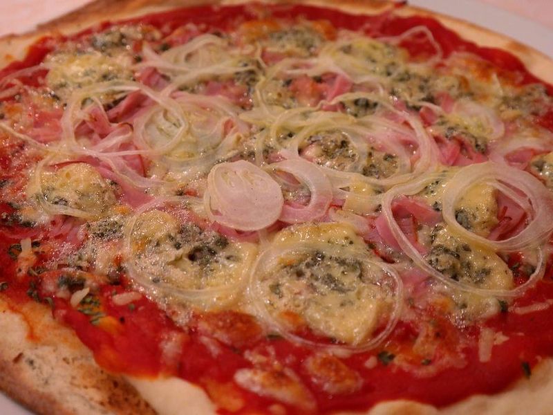 Ricetta Pizza gorgonzola e cipolla
